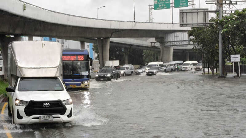 ปทุมธานี – รังสิตอ่วมวันที่2ชาวบ้านหมดทางเลือกแห่จอดรถหนีน้ำบนโทลล์เวย์วอนรัฐอนุโลม