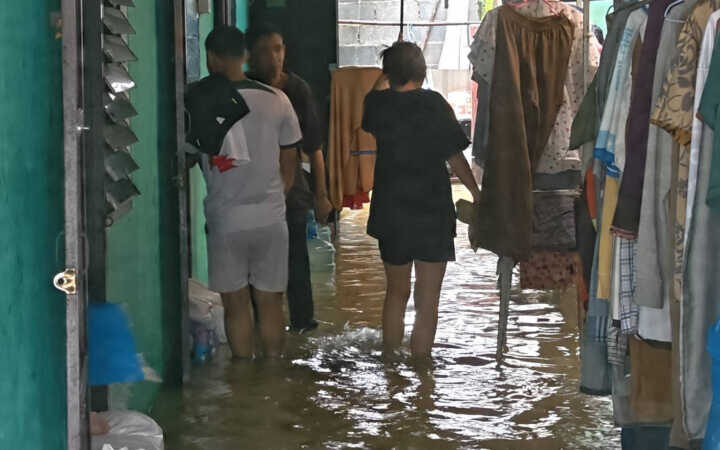 ปทุมธานี – คลองสองอ่วมฝนถล่มน้ำทะลักท่วมบ้าน-ถนนชาวบ้านก่อกระสอบทรายสู้วอนรถชะลอความเร็ว