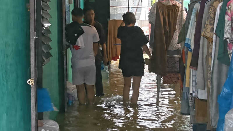 ปทุมธานี – คลองสองอ่วมฝนถล่มน้ำทะลักท่วมบ้าน-ถนนชาวบ้านก่อกระสอบทรายสู้วอนรถชะลอความเร็ว