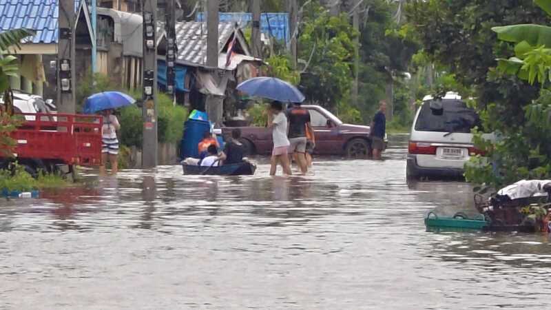 ปทุมธานี – พลิกวิกฤตน้ำท่วมชาวคลองสองสุดสตรองตั้งวงวอลเลย์บอลกลางน้ำพายเรือโฟมคลายเครียด
