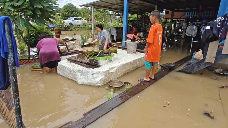 ปทุมธานี – สามโคกอ่วมหนักเจ้าพระยาทะลักท่วมอกหลังเขื่อนเร่งระบาย 1,850 ลบ.ม.