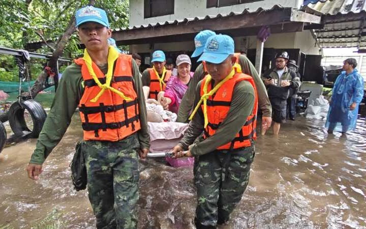 ปทุมธานี – อบต.คลองสี่ผนึกกำลังทหารลุยน้ำอพยพยายวัย87ป่วยติดเตียงหนีน้ำท่วมเปิดศูนย์พักพิงรับกลุ่มเปราะบาง
