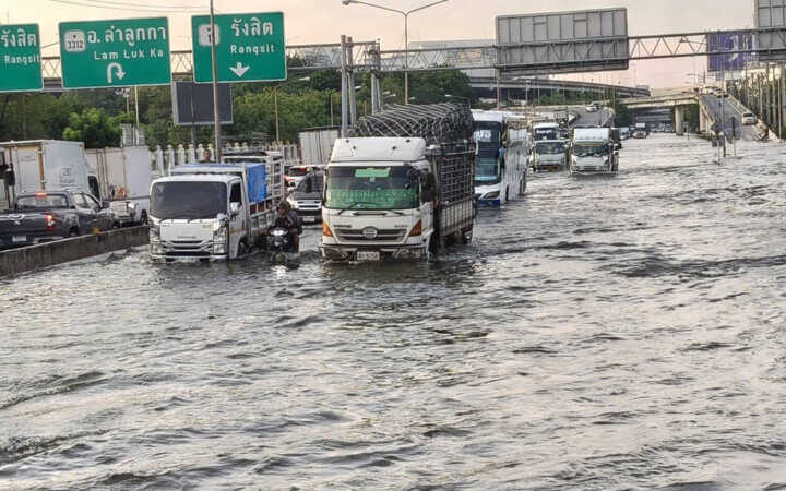 ปทุมธานี – วิกฤตหนักน้ำท่วมพหลโยธินสูงเกือบ1เมตรทหารนำรถลุยช่วยชาวบ้าน