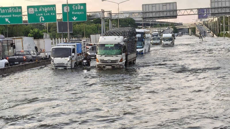ปทุมธานี – วิกฤตหนักน้ำท่วมพหลโยธินสูงเกือบ1เมตรทหารนำรถลุยช่วยชาวบ้าน