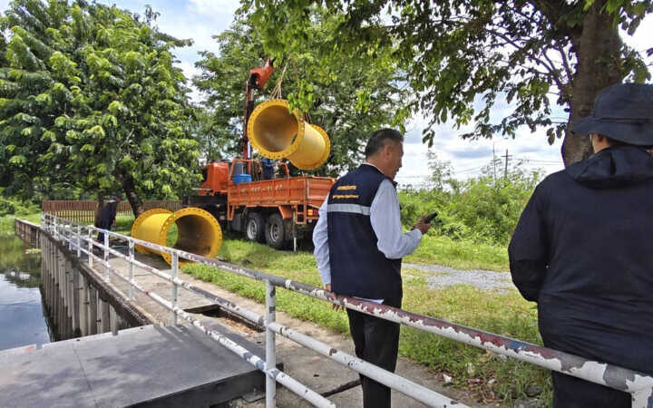 ปทุมธานี – ส.ส.เต๋าลุยสามโคกประสานชลประทานตั้งเครื่องสูบน้ำยักษ์ 42 นิ้วทะลวงคลองเชียงรากใหญ่กู้วิกฤต 7 ตำบล