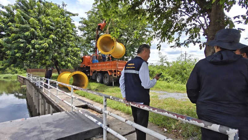 ปทุมธานี – ส.ส.เต๋าลุยสามโคกประสานชลประทานตั้งเครื่องสูบน้ำยักษ์ 42 นิ้วทะลวงคลองเชียงรากใหญ่กู้วิกฤต 7 ตำบล