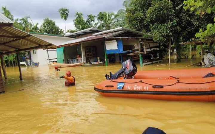 พังงา – รองผู้ว่าฯ พังงา นำทีมเร่งช่วยเหลือน้ำท่วมตะกั่วป่า หลังฝนตกหนักต่อเนื่อง