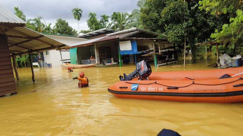 พังงา – รองผู้ว่าฯ พังงา นำทีมเร่งช่วยเหลือน้ำท่วมตะกั่วป่า หลังฝนตกหนักต่อเนื่อง