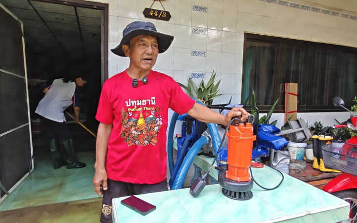 ปทุมธานี – นาทีเฉียดตายไดโว่สูบน้ำหนีท่วมไฟรั่วดูดหนุ่มใหญ่ล้มตึง ลูกสาวใจเด็ดเสี่ยงชีวิตกระชากปลั๊กช่วยทัน