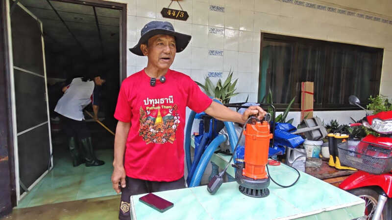 ปทุมธานี – นาทีเฉียดตายไดโว่สูบน้ำหนีท่วมไฟรั่วดูดหนุ่มใหญ่ล้มตึง ลูกสาวใจเด็ดเสี่ยงชีวิตกระชากปลั๊กช่วยทัน