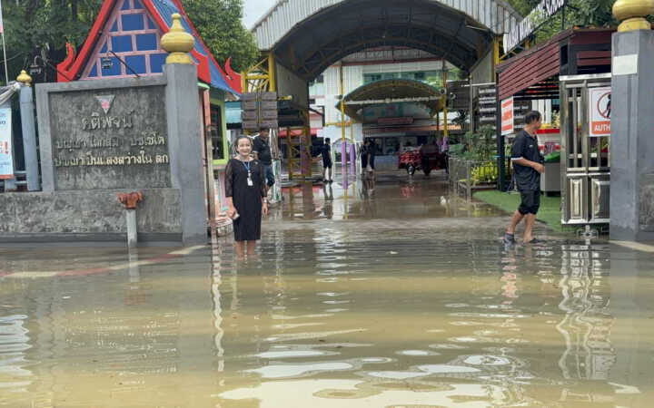 อ่างทอง – พายุฝนกระหน่ำลงมาอย่างหนักทำให้น้ำท่วมขังรอระบายหลายจุดโรงเรียนหลายแห่งแจ้งต้องหยุดการเรียนการสอน เพื่อความปลอดภัยของนักเรียนและการเดินทาง ด้านสถานการณ์น้ำเจ้าพระยาเพิ่มขึ้นอย่างต่อเนื่อง