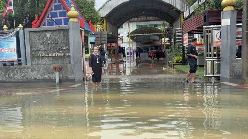 อ่างทอง – พายุฝนกระหน่ำลงมาอย่างหนักทำให้น้ำท่วมขังรอระบายหลายจุดโรงเรียนหลายแห่งแจ้งต้องหยุดการเรียนการสอน เพื่อความปลอดภัยของนักเรียนและการเดินทาง ด้านสถานการณ์น้ำเจ้าพระยาเพิ่มขึ้นอย่างต่อเนื่อง