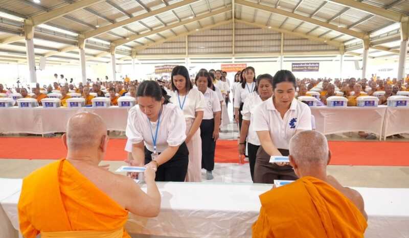 ปทุมธานี – ชาวพุทธปัตตานีร่วมถวายสังฆทาน 323 วัด มอบกองทุนช่วยครูใต้ รวม 136 ทุน ส่งกำลังใจผู้ปฏิบัติหน้าที่ในพื้นที่เสี่ยงภัย