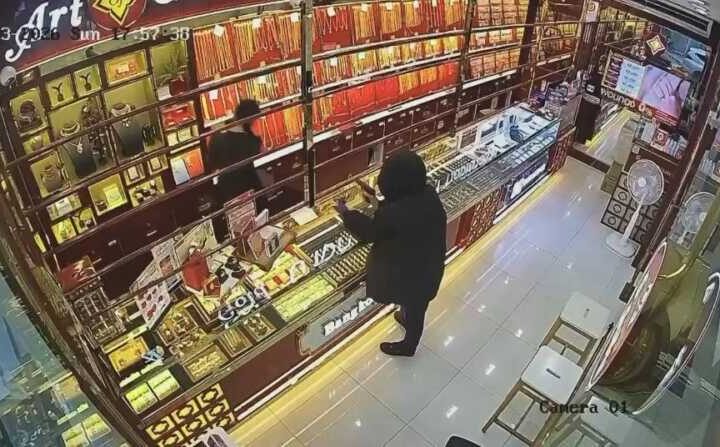 ปทุมธานี – โจรบุกเดี่ยวควงปืนจี้ชิงทอง 52 บาทหนีลอยนวล