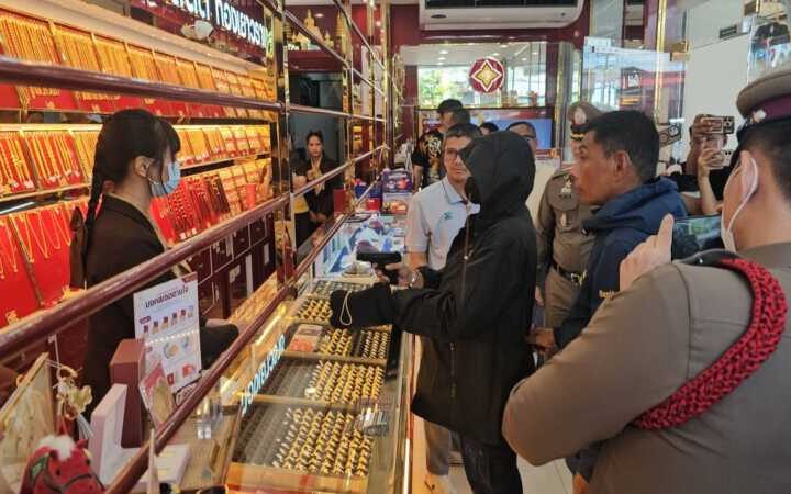 ปทุมธานี – ตร.นำตัวโจรชิงทอง 52 บาททำแผนร้านทองขอบคุณ ตร. สั่งอุดช่องโหว่ประตู