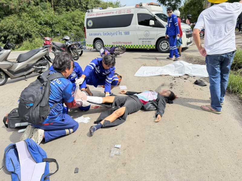 ปทุมธานี – สลดแม่ลูกขับจยย.พุ่งชนรถขยะเด็กหญิงเมียนมา 8 ขวบดับคาที่
