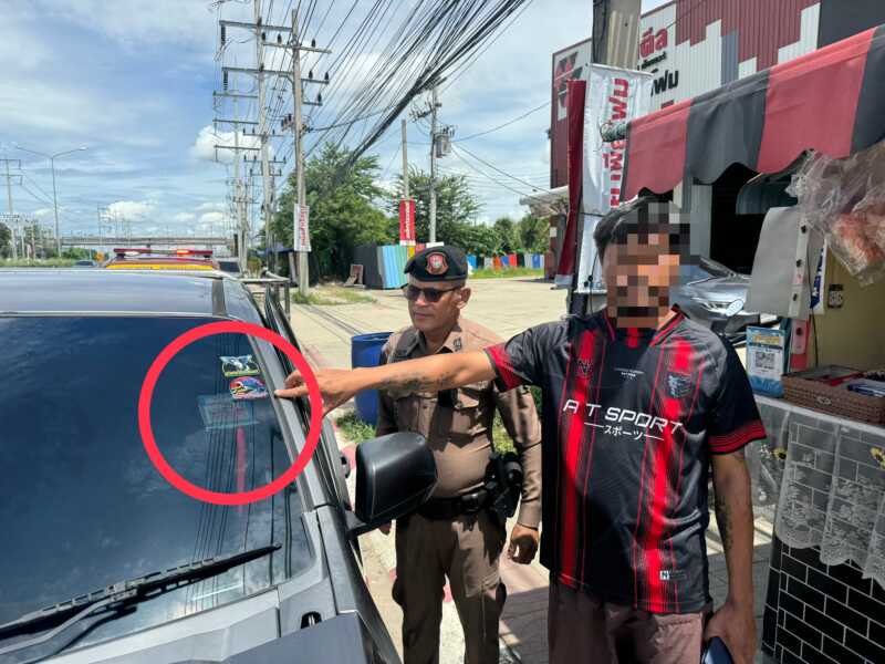 ปทุมธานี – รวบคาถนนตร.ทางหลวงจับหนุ่มขับกระบะสวมป้ายภาษีปลอมอ้างซื้อจากเพจเฟซบุ๊ก 2,200 บาท