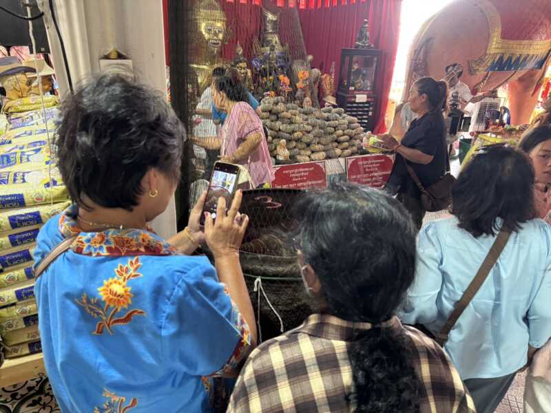 ปทุมธานี – แห่ส่องอ่างน้ำมนต์ฤาษีเณรแม่ค้าสี่มุมเมืองหอบไข่ต้มแก้บนดวงเฮงรับโชค 4 หมื่น