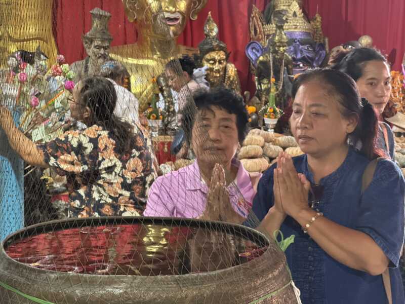 ปทุมธานี – สายมูแน่นอาศรมฤาษีเณรสาวชลบุรีหอบรถจี๊ปแก้บนรับโชคหลักแสน 8 งวดติดคอหวยไม่พลาดส่องเลขเด็ด