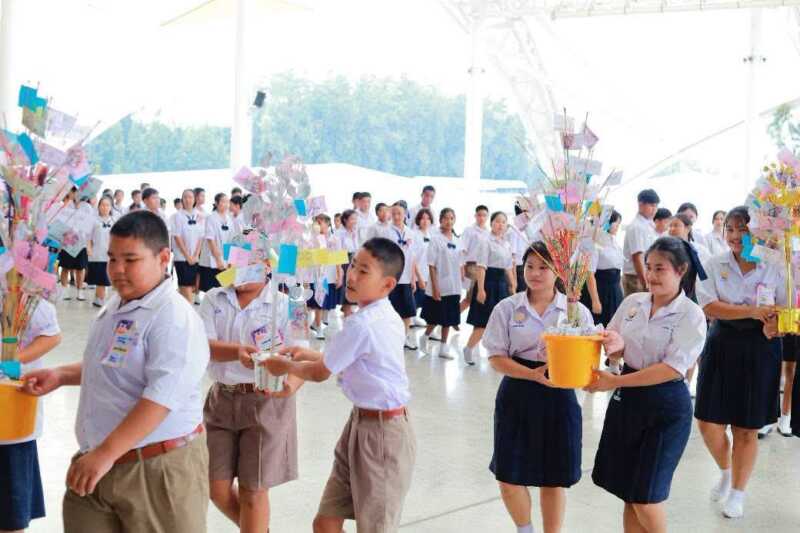 ปทุมธานี – รวมพลังเด็กดี V-Star 3,000 คน รับผ้าไตร เตรียมลุยกฐิน 355 วัดทั่วไทย