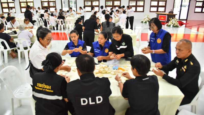 ปทุมธานี – คลองหลวงเตรียมพื้นที่พิธีถวายดอกไม้จันทน์ 71,200 ดอก รองรับประชาชน