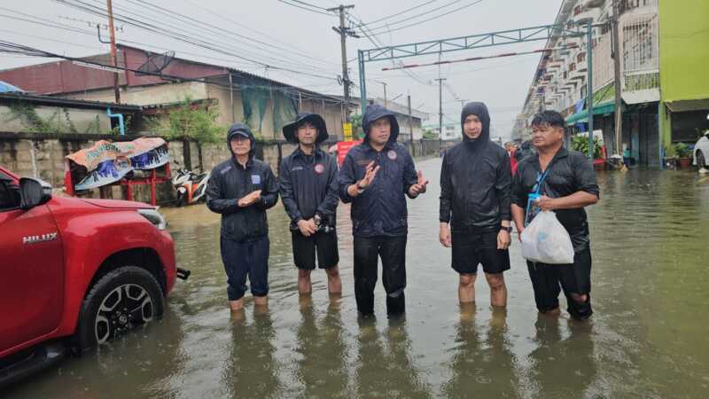 ปทุมธานี – ทน.รังสิตร่วมอำเภอธัญบุรี มอบอาหารและยาป้องกันโรคที่มากับน้ำท่วม แก่กลุ่มเปราะบาง 8 ชุมชน