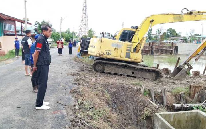 ปทุมธานี – บิ๊กแจ๊ส ลุยแก้น้ำท่วม 2 จุดรวด เจรจาชลประทานเปิดประตูน้ำลาดหลุมแก้ว ก่อนขนแบริเออร์ส่วนตัวกู้แนวป้องกันหมู่บ้านฟ้าลากูน