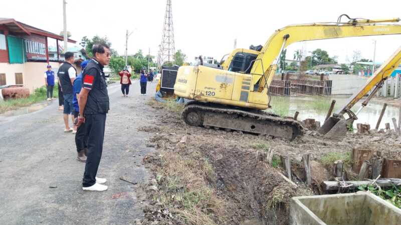 ปทุมธานี – บิ๊กแจ๊ส ลุยแก้น้ำท่วม 2 จุดรวด เจรจาชลประทานเปิดประตูน้ำลาดหลุมแก้ว ก่อนขนแบริเออร์ส่วนตัวกู้แนวป้องกันหมู่บ้านฟ้าลากูน