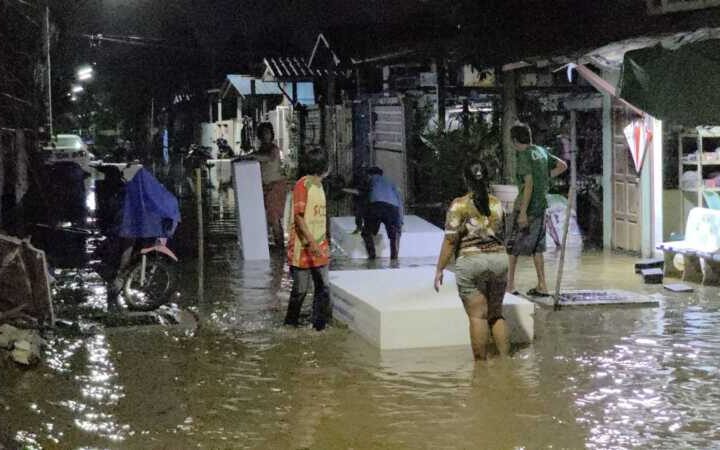 ปทุมธานี – ประชาชนร้องขอบิ๊กแจ๊ส ลุยคลองหลวงแจกโฟมกู้ชีพ สั่งส่งด่วนช่วยผู้ป่วย