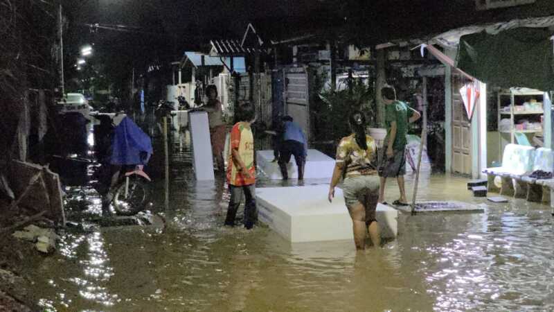 ปทุมธานี – ประชาชนร้องขอบิ๊กแจ๊ส ลุยคลองหลวงแจกโฟมกู้ชีพ สั่งส่งด่วนช่วยผู้ป่วย