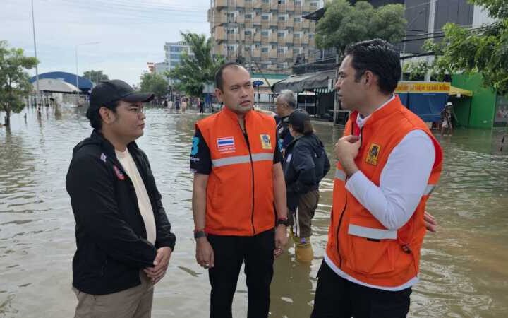 ปทุมธานี – มท.3 เจเศรษฐ์ ควักงบส่วนตัวจัดบิ๊กแบ๊กกั้นน้ำเหนือรังสิต พร้อมกางมาตรการจ่ายเยียวยา 9,000 บาท