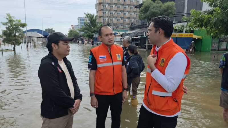 ปทุมธานี – มท.3 เจเศรษฐ์ ควักงบส่วนตัวจัดบิ๊กแบ๊กกั้นน้ำเหนือรังสิต พร้อมกางมาตรการจ่ายเยียวยา 9,000 บาท