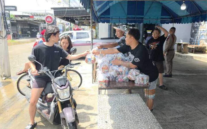 ปทุมธานี – น้ำท่วมไม่ทิ้งกัน ช่างบอม Max Moter Head ส่งต่อถุงยังชีพเติมกำลังใจให้ชาวบ้าน