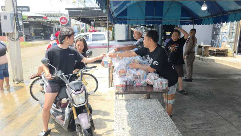 ปทุมธานี – น้ำท่วมไม่ทิ้งกัน ช่างบอม Max Moter Head ส่งต่อถุงยังชีพเติมกำลังใจให้ชาวบ้าน