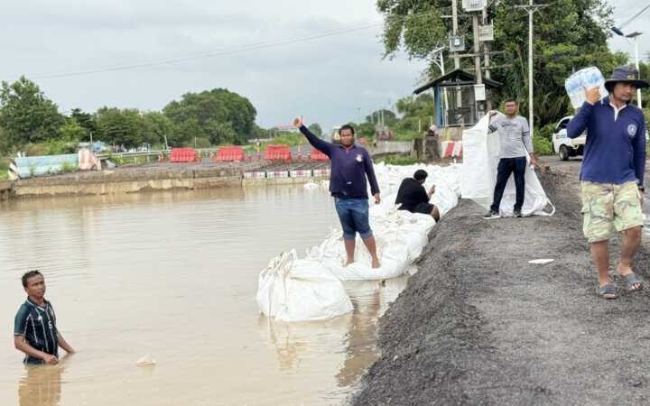 ปทุมธานี – ระดมบิ๊กแบ็กอุดรอยรั่วคลองระพีพัฒน์หวั่นซ้ำรอยพนังแตกปี 54ป้องน้ำไหลเข้าคลองรังสิต