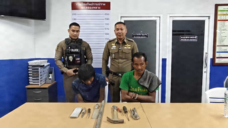 ปทุมธานี – ตร.รวบ 2 หนุ่มประวัติโชกโชนลอบขุดตัดสายไฟทางหลวง