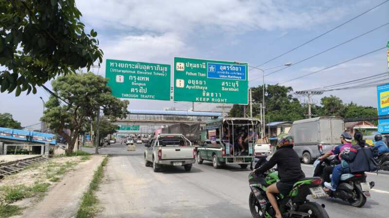 ปทุมธานี – โซเชียลวิจารณ์ยับคลิปหนุ่มเดินชิลกลางถนนรังสิตหวิดถูกชนดับ