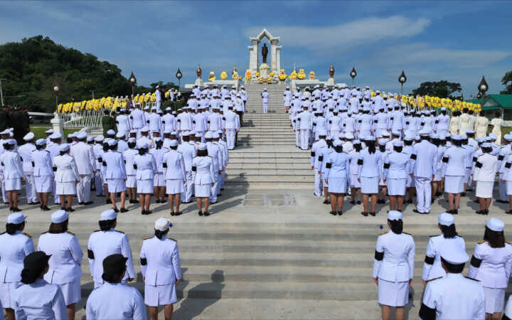 ลพบุรี – จังหวัดลพบุรี ร่วมกับศูนย์การทหารปืนใหญ่ค่ายภูมิพล จัดพิธีวางพวงมาลา วันนวมินทรมหาราช