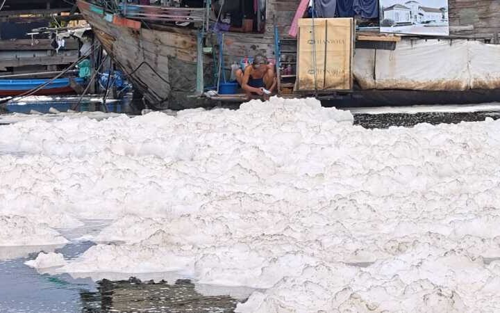 ปทุมธานี – ฟองปริศนาดำ-ขาวลอยเต็มหน้าสถานีสูบน้ำปากคลองรังสิตส่งกลิ่นเหม็นเน่าคลุ้ง