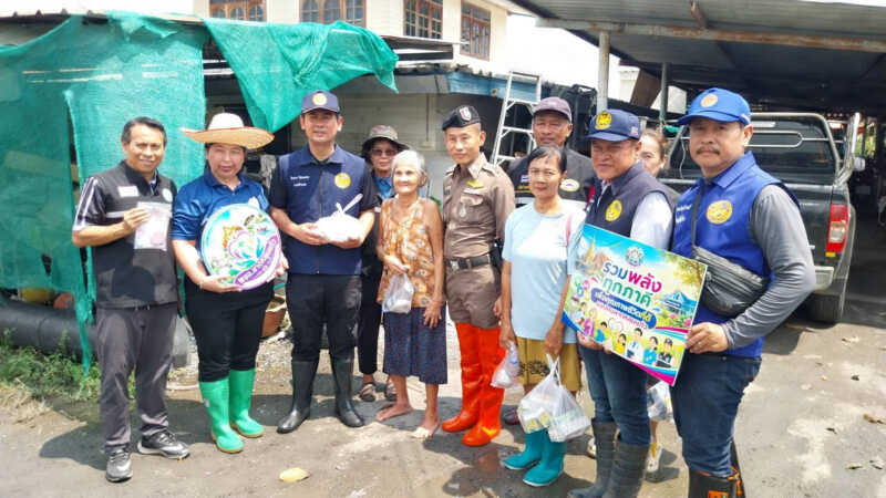 ปทุมธานี – นอภ.นำทีมลุยน้ำท่วมแจกของบรรเทาทุกข์ชาวบ้านลาดหลุมแก้ว