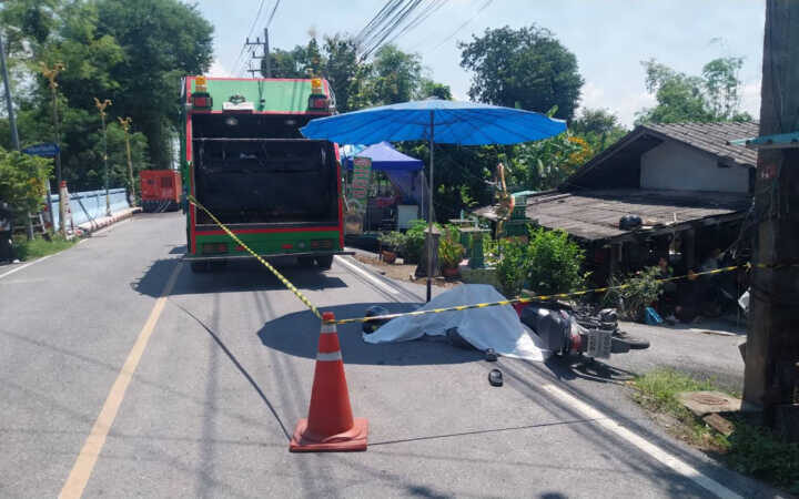 ปทุมธานี – รถขยะเบี่ยงหลบกระบะจอดหนีน้ำทับวิน จยย. แซงขวาดับคาที่