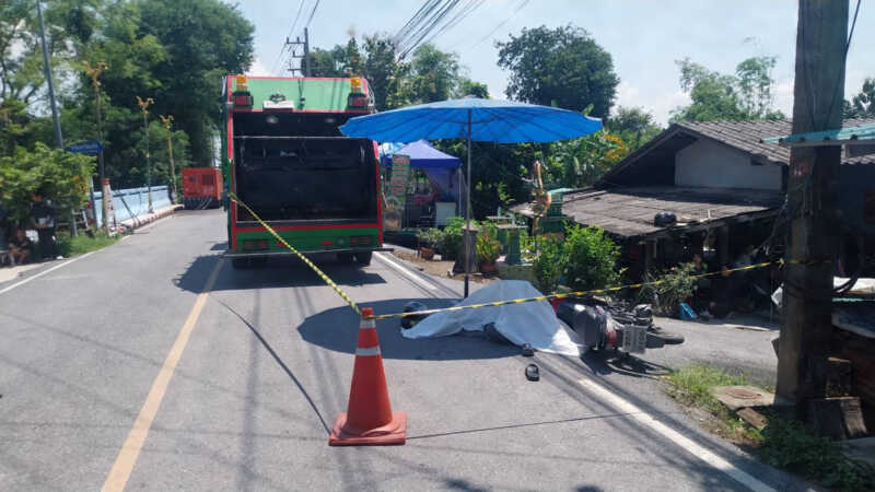 ปทุมธานี – รถขยะเบี่ยงหลบกระบะจอดหนีน้ำทับวิน จยย. แซงขวาดับคาที่