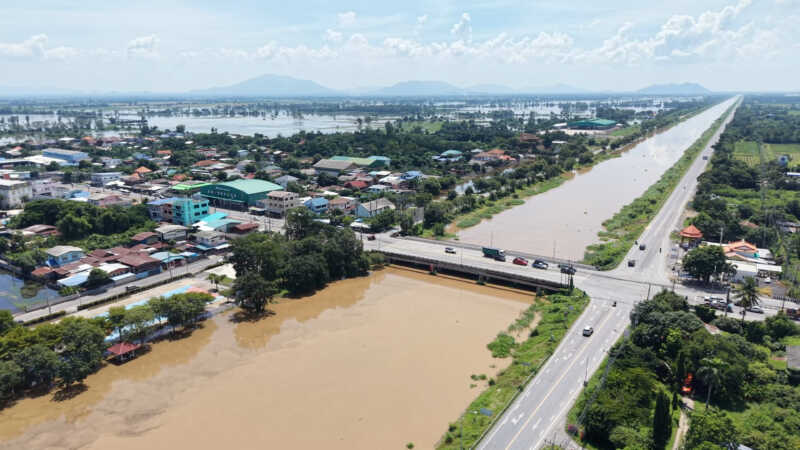 จังหวัดลพบุรี – ด่วนทหารเร่งช่วยประชาชนขนของหนีน้ำหลังเขื่อนเจ้าพระยาเพิ่มการระบายลงคลองชัยนาทป่าสัก