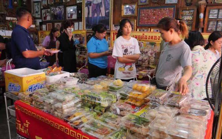 ลพบุรี – คึกคักบรรยากาศ “กินเจ แบบไม่จำเจ” อาหารเจปรุงสุก ที่สีสันน่ารับประทานราคาประหยัดในยุคน้ำมันแพง