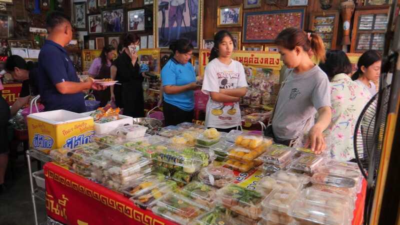 ลพบุรี – คึกคักบรรยากาศ “กินเจ แบบไม่จำเจ” อาหารเจปรุงสุก ที่สีสันน่ารับประทานราคาประหยัดในยุคน้ำมันแพง