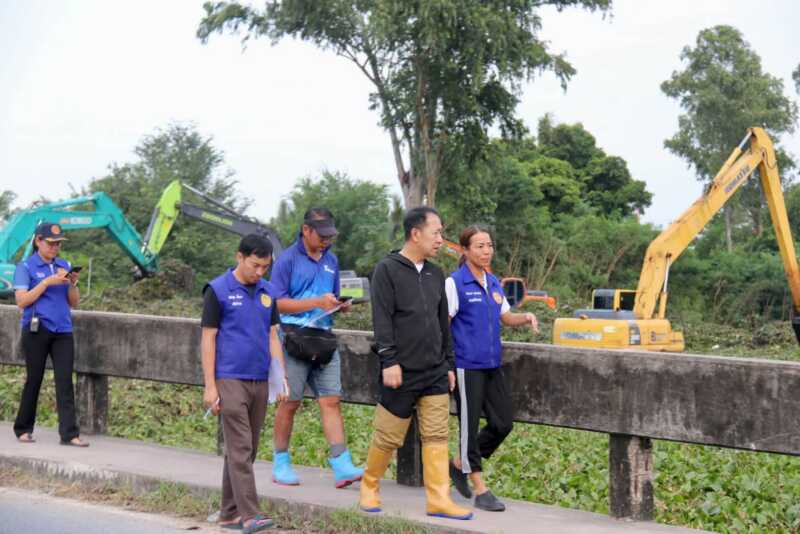 ผู้ว่าฯ ชลบุรีลงพื้นที่พานทอง เร่งเปิดทางน้ำคลองพานทอง–ติดเครื่องผลักดันน้ำ 5 เครื่อง ระบายสู่บางปะกง
