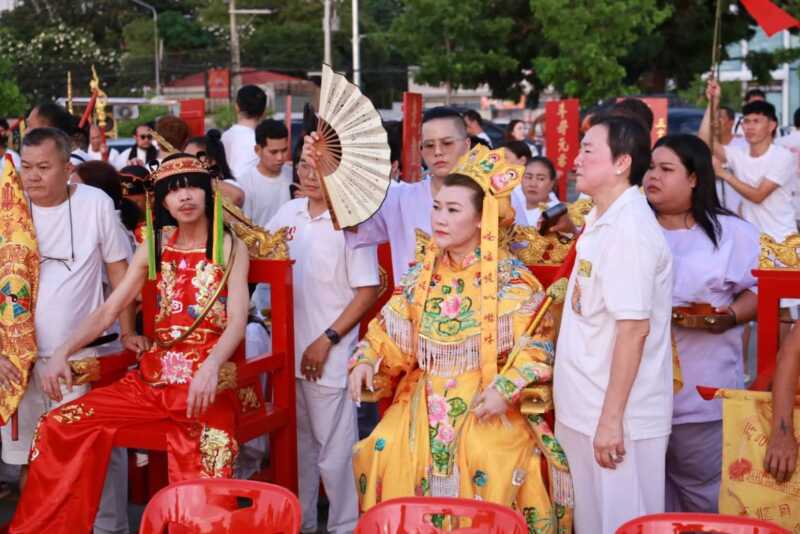 ผู้ว่าฯ ชลบุรี เป็นประธานพิธีอัญเชิญองค์กิวอ้วงไต่ตี่ ณ ศาลเจ้าหน่าจาซาไท้จื้อ เตรียมเข้าสู่เทศกาลถือศีลกินเจ 10–18 ตุลาคมนี้ พร้อมเปิดโรงเจเลี้ยงอาหารฟรี 3 มื้อทุกวัน