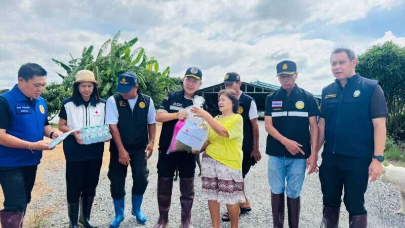 ผวจ.ชลบุรี ลงพื้นที่พนัสนิคม-พานทองเร่งสืบหาสาเหตุน้ำท่วมขังค้าง พร้อมสั่งผลักดันน้ำ-เยียวยาประชาชน