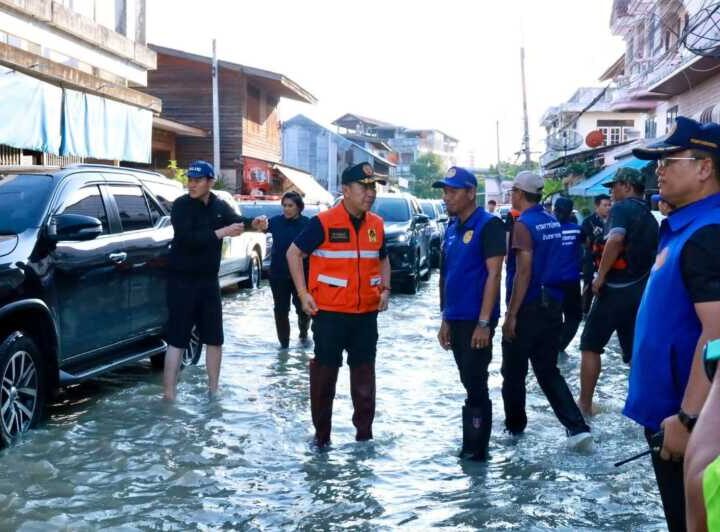 ผู้ว่าฯ ชลบุรี ลงพื้นที่ ‘ชุมชนตลาดเก่าพานทอง’ มอบถุงยังชีพ-ข้าวกล่อง ยารักษาโรค บรรเทาเดือดร้อนผู้ประสบภัยน้ำท่วม