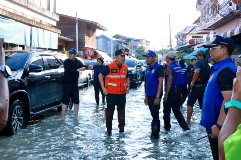 ผู้ว่าฯ ชลบุรี ลงพื้นที่ ‘ชุมชนตลาดเก่าพานทอง’ มอบถุงยังชีพ-ข้าวกล่อง ยารักษาโรค บรรเทาเดือดร้อนผู้ประสบภัยน้ำท่วม